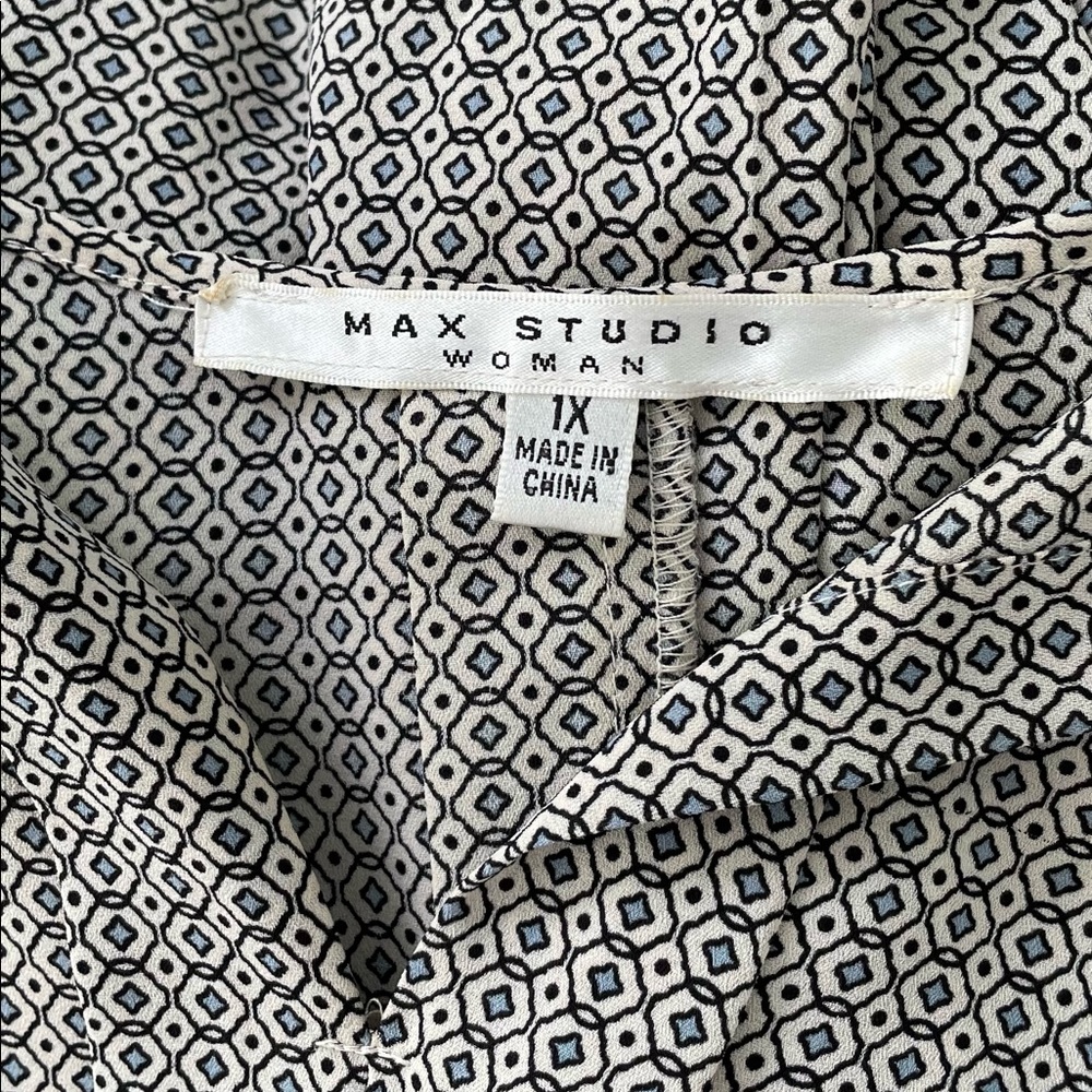MAX Studio Woman pullover top subtle mod pattern, great colors.